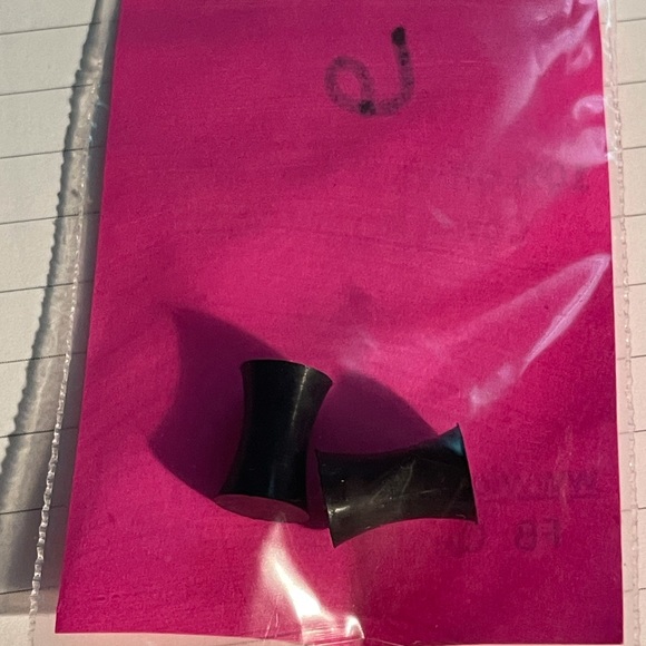 6mm/2G PAIR silicone plugs in BLACK - Picture 3 of 4